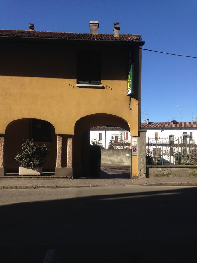 Albergo Della Corona Binasco Exterior photo